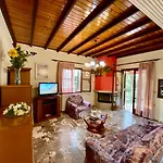 Montsenigos Garden House